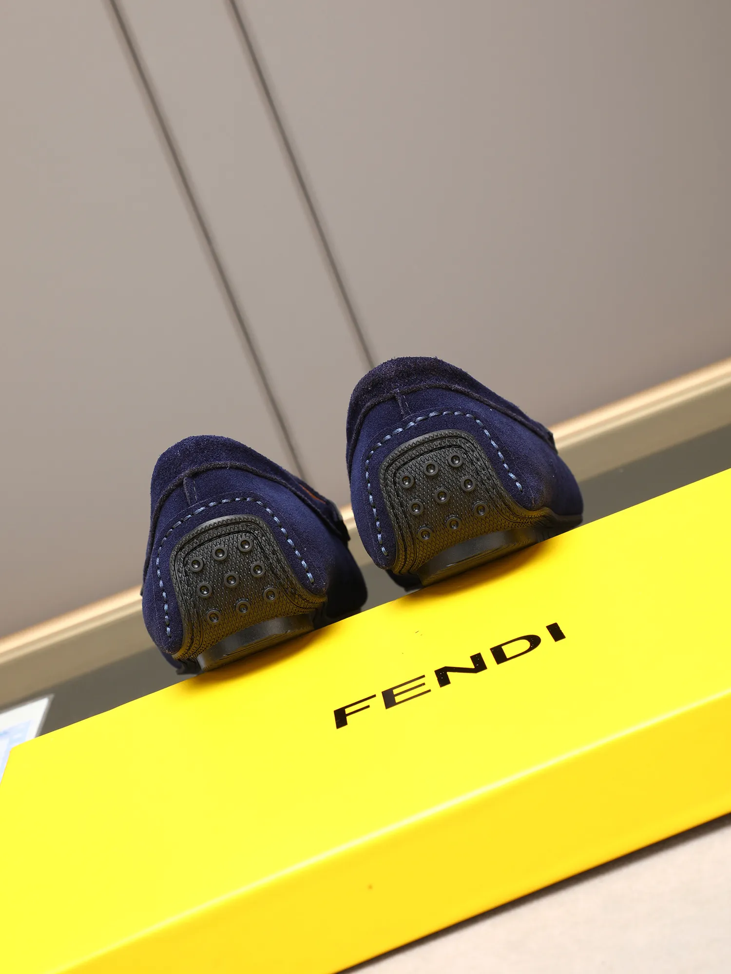 Men's shoes 💰400💰[FENDI] The little monster of Fendi F family, which is popular all over the world, is coming in a big way, the latest color, driving slip-on loafers, avant-garde and versatile fashion men's shoes, bun shoes, bean shoes👌👌👌 Private mold opening, 1:1 reproduction... The upper is made of first-layer cowhide, and the first-layer pigskin lining... is extremely comfortable, fashionable, simple, atmospheric and personalized [color] The side of the shoe is more refined, and the overall effect is handsome [ Turn in a circle][Turn in a circle]💭This hardware monster with eyes is not the popular version on the market🚳🚳Compared with the old model, it is more trendy, eye-catching and more classy🔰This summer, the little monster will subvert the old ideas and share the fashion with you🔱A must-have for fashionistas! Must keep it for yourself! Online outsole, high-end quality workmanship. Color: black, blue, white, red. Matching code: 38-44 (45 46 47 customized) (standard leather shoe size)